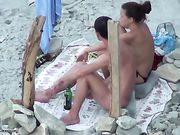 Porr på stranden med en flickvän gör oralsex