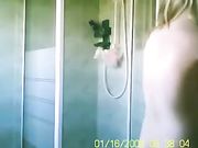 Naken i duschen