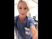 En sexig kåt sjuksköterska onanerar på sjukhuset