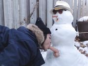 Flickan gör sex med snögubben utomhus på offentlig plats