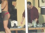 Voyeur filmer ett par som gör sex vid fönstret i semester