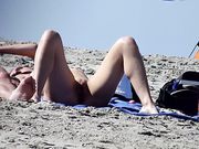 En nudistkvinna filmas i hemlighet på stranden