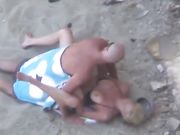 Paret fångas och gör sex på stranden av en voyeur