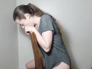 En ung kåt flicka hittar en stol att onanera och når sann orgasm