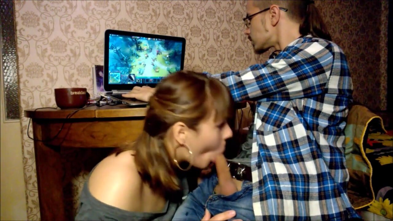 Pojkvän spelar spel överraskas med en avsugning från flickvän