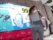 Rumänsk tjej med stor röv i snäva yogabyxor filmade med hemlig kamera