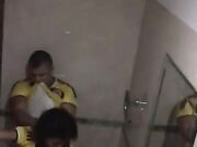 Ett par fångas av att ha sex på offentlig toalett av en främling