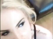Slampa blondin med stora Botox-läppar får sperma på sitt plastansikte