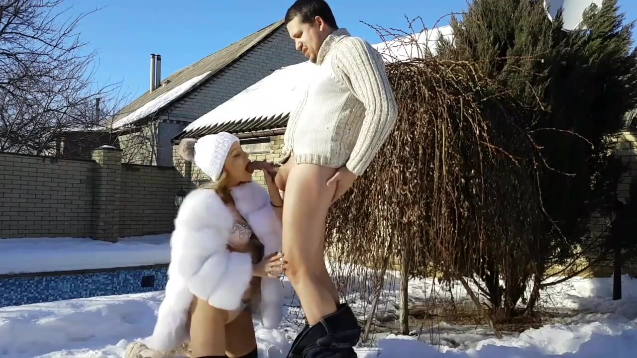 Amatör par gör sex ute i snön Foto Foto