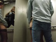 Voyeur-paret gör riskabelt offentligt sex i en hiss