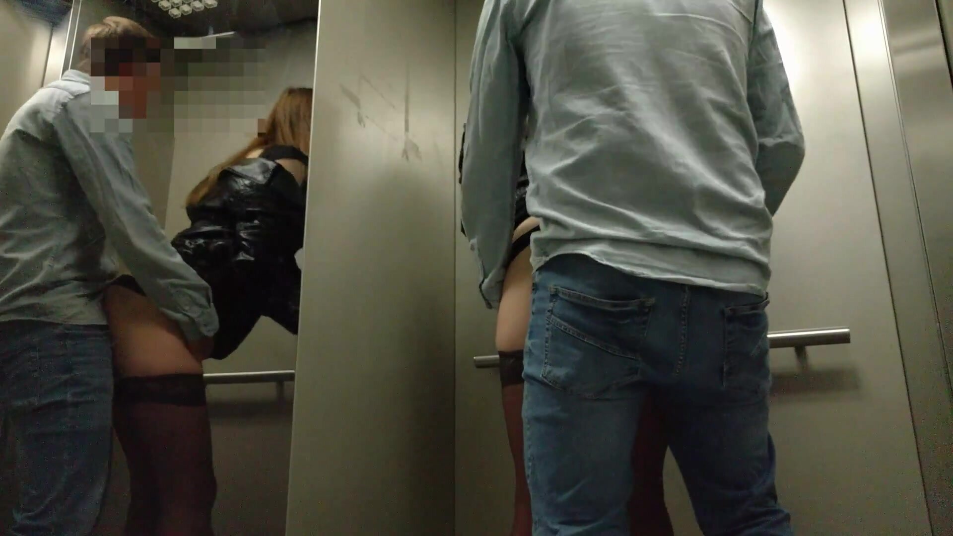 Voyeur-paret gör riskabelt offentligt sex i en hiss