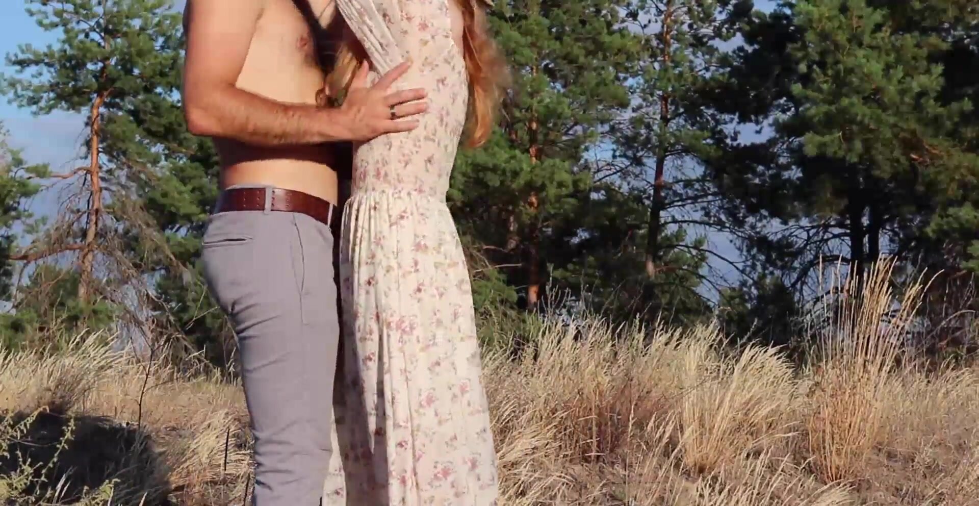 Kåta amatör par bestämmer sig för att ha en snabb sex utomhus i gräset bild