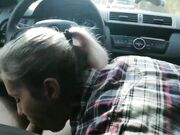 Slampa fru sväljer sperma från en främling när hon sitter i bilen och kör